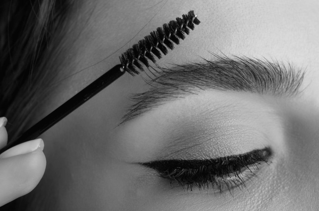 Design com tinta para sobrancelhas claras e finas